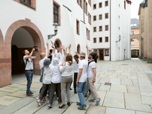 Irwan Ahmett und Tita Salina 
Never Take Life Seriously, Nobody Gets Out Alive Anyway, 2024
Performance Jakobikirchplatz, Chemnitz
Foto: Kunstsammlungen Chemnitz/graukarte.info
