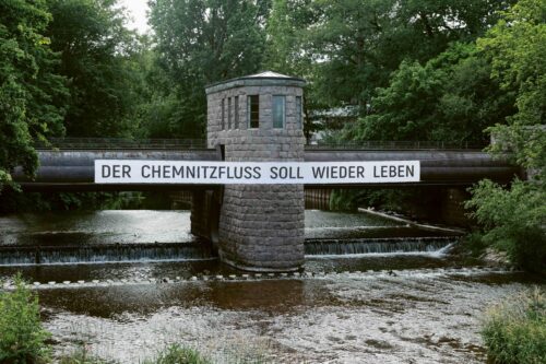 Begehungen e.V. Chemnitz
“Der Chemnitzfluss soll wieder leben“ 1990 re-enacted, 2024
Installation Neumühlenwehr, Chemnitz
Foto: Kunstsammlungen Chemnitz/graukarte.info
