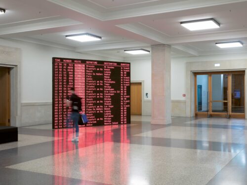 POCHEN Biennale Chemnitz mit Ulrich Formann
Slotmachine, 2024
Installation Foyer der Universitätsbibliothek,
Foto: Kunstsammlungen Chemnitz/graukarte.info