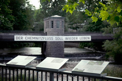 Begehungen e.V. Chemnitz
“Der Chemnitzfluss soll wieder leben“ 1990 re-enacted, 2024
Installation Neumühlenwehr, Chemnitz
Foto: Kunstsammlungen Chemnitz/graukarte.info
