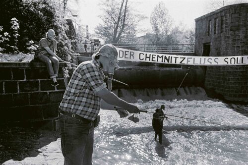 Begehungen e.V. Chemnitz
“Der Chemnitzfluss soll wieder leben“ 1990 re-enacted, 2024
Installation Neumühlenwehr, Chemnitz
Foto: Kunstsammlungen Chemnitz/graukarte.info
