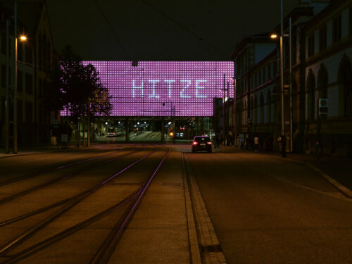 Antje Meichsner
Unter dem Deckmantel der Natur, 2024
Textanimation Medienfassade Hauptbahnhof, Chemnitz 	
Foto: Kunstsammlungen Chemnitz/graukarte.info
