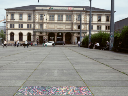 Kea Uhlig
Begrünung, 2024
Asphaltaufkleber, Vorplatz Hauptbahnhof, Chemnitz
Foto: Kunstsammlungen Chemnitz/graukarte.info
